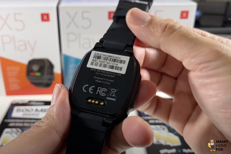 Man sieht das Armband der XPLORA X5 Play.